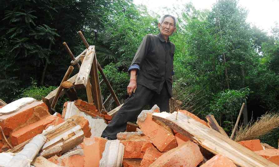 安徽73岁独居老人房屋被强拆 狂风暴雨夜老人被拖屋外无家可归