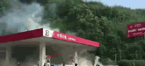 男子加油站点燃摩托车 5名加油员冒险扑火