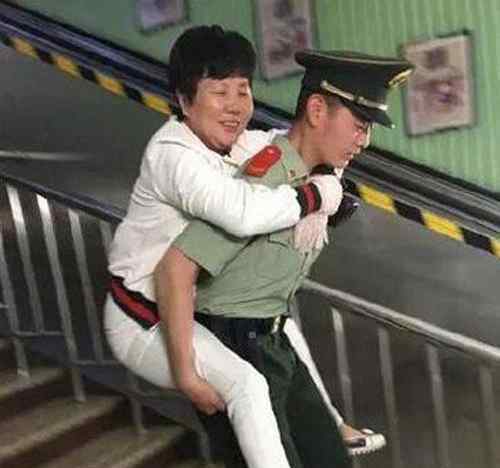 军人背大妈下楼梯 乐于助人是中华的传统美德！