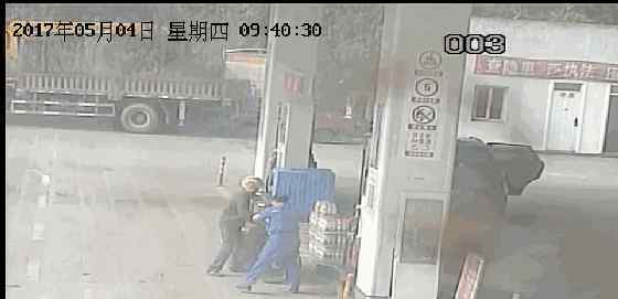 男子加油站点燃摩托车 5名加油员冒险扑火