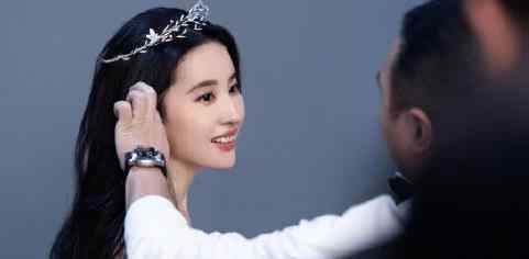 刘亦菲回国后美貌营业粉丝沸腾 王冠白纱顶级侧颜超甜