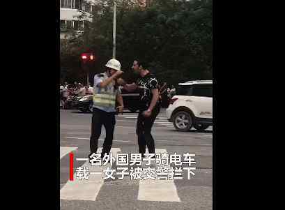 福州交巡警网 福州国际留学生骑电动车违规，推搡交警！他的这句话让网友怒了