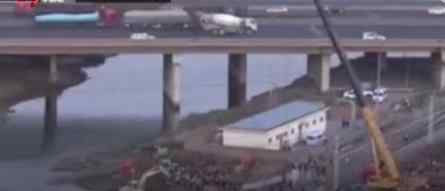 天津一桥梁维修时坍塌致7死5伤 救援现场曝光
