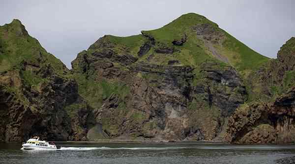 白鲸姐妹抵达冰岛 真相到底是怎样的？