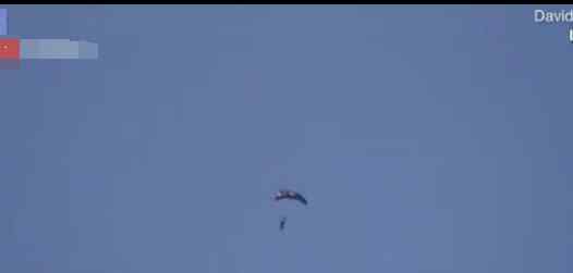 魔术师抓52个气球升至7500米高空 随后跳伞画面令人心惊