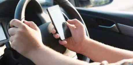 英国将全面禁止开车用手机 明年年初开始生效