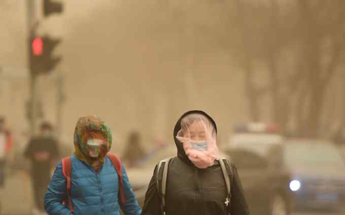 北京市沙尘暴灾害应急指挥部办公室提示！今夜明天注意以下四点！