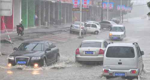 成都4位大妈暴雨积水中打麻将 网友：乘风破浪的大妈