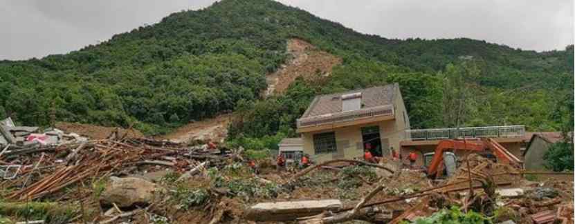 湖北黄梅暴雨来袭，近500名高考生因暴雨被困，9名村民因山体滑坡被埋