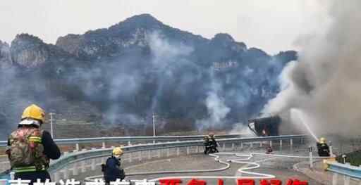 货车载26吨烟花在高速上侧翻起火爆炸 现场一幕太震撼究竟是怎么回事？