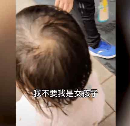 2岁女儿不肯跟爸爸进男厕 爸爸带女宝宝出门怎么上厕所