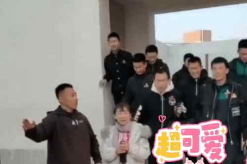 学生回应保镖式护送老师下楼文章配图