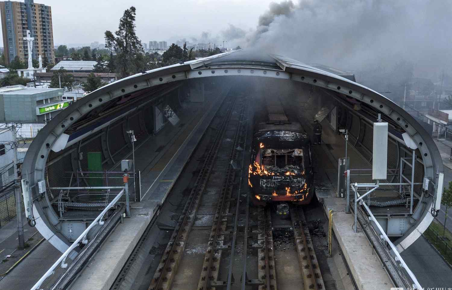 智利首都骚乱 抗议者火烧地铁 到底发生了什么