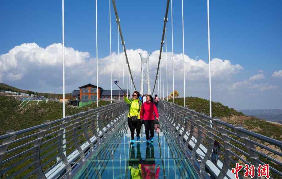 航拍位于河北省张家口市尚义县大青山国家森林公园内的玻璃吊桥