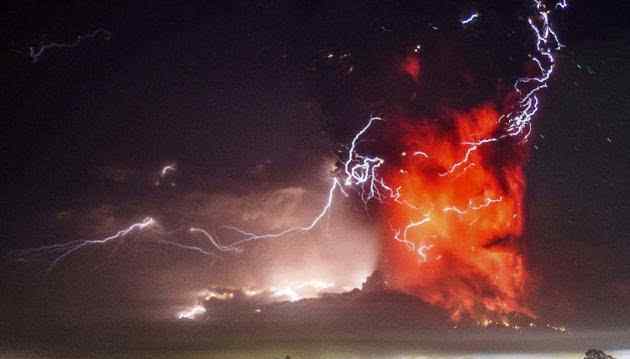 智利火山爆发天空出现巨人身影图片
