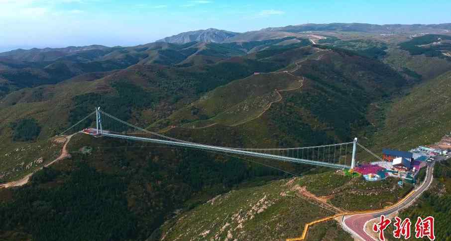 航拍位于河北省张家口市尚义县大青山国家森林公园内的玻璃吊桥