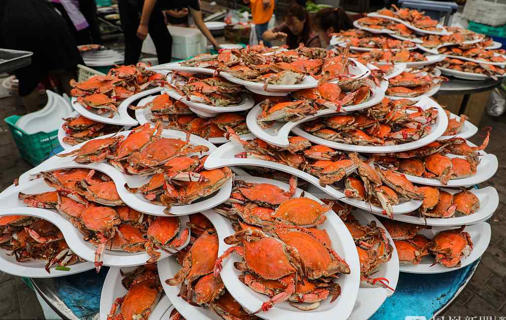 东北农家婚宴现场 1400只螃蟹堆成山