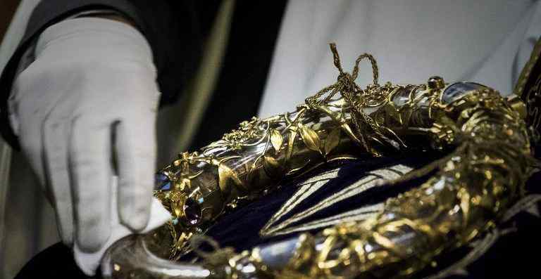 圣母院内最重要文物：耶稣受难荆棘冠被抢救