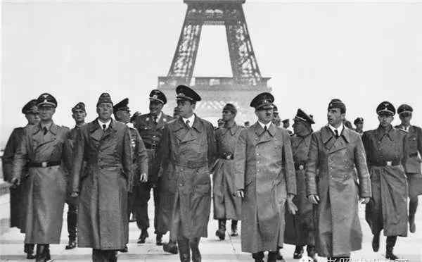 希特勒照片大全：与妻子、纳粹党、墨索里尼合影照片