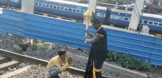 印度铁路聘用牛神阻乘客乱穿铁轨