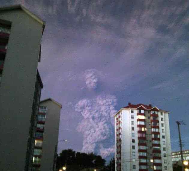 智利火山爆发天空出现巨人身影图片