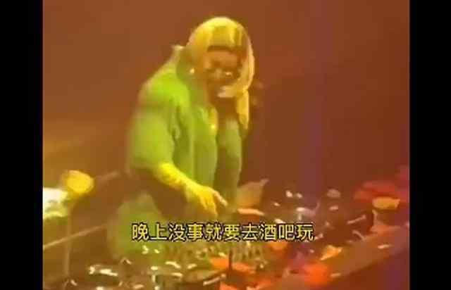 66岁奶奶晚上在酒吧当DJ 白天的职业让人万万没想到