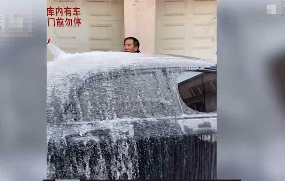 堵车库门不留电话被泼水成冰车