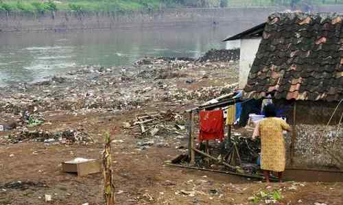 印度恒河污染 世界上最脏的河，污染度远远超过了印度恒河，放眼望去全是垃圾