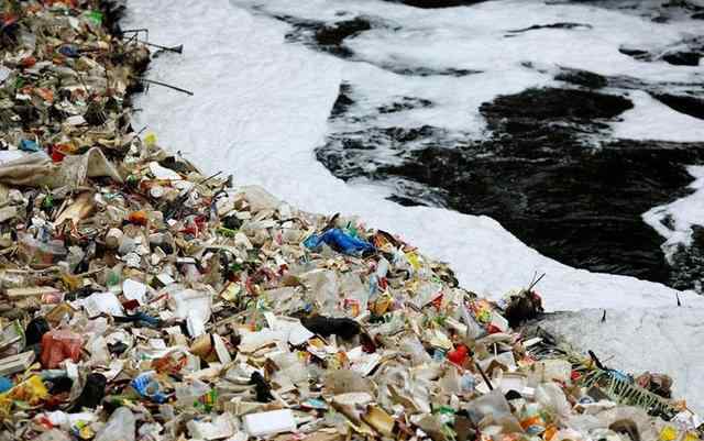 印度恒河污染 世界上最脏的河，污染度远远超过了印度恒河，放眼望去全是垃圾