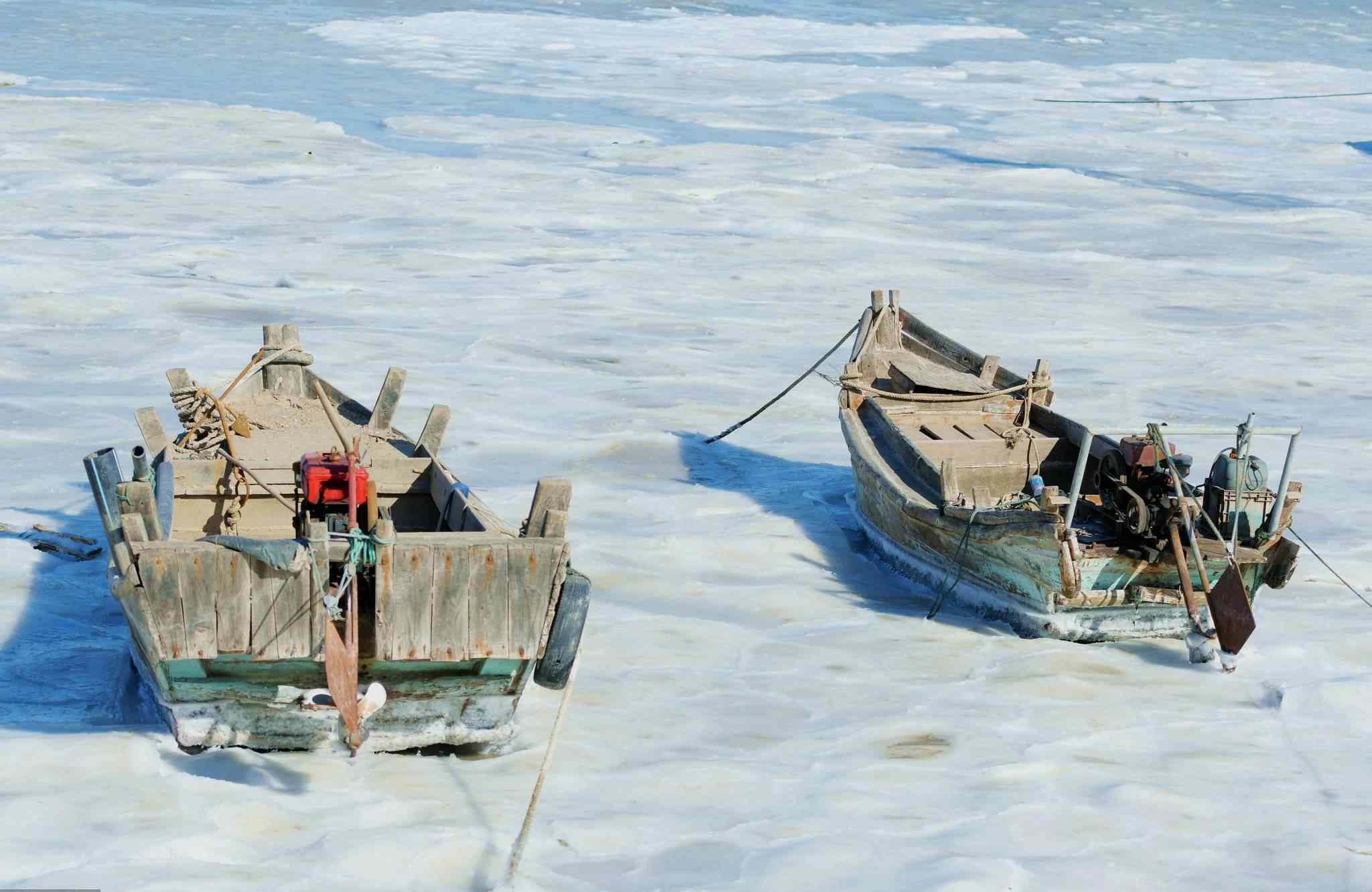 青岛海浪翻涌瞬间被冻住