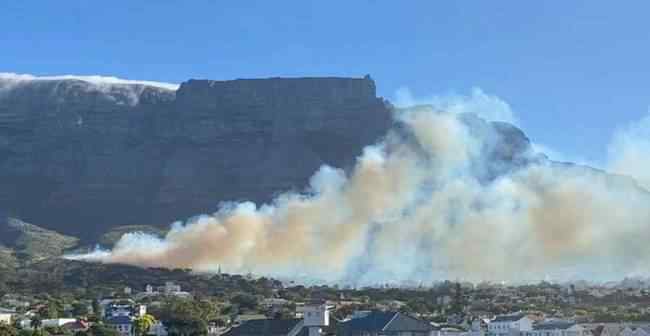 南非桌山突发山火 还原事发经过及背后原因！