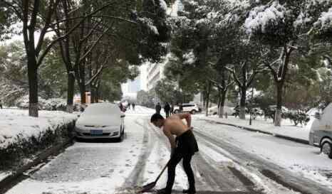 辅警赤膊铲雪走红 金周为什么赤膊铲雪？