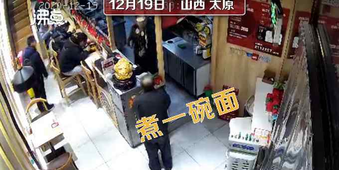 大爷进店讨饭还挑食刁难店主，各种嫌弃，店主无奈