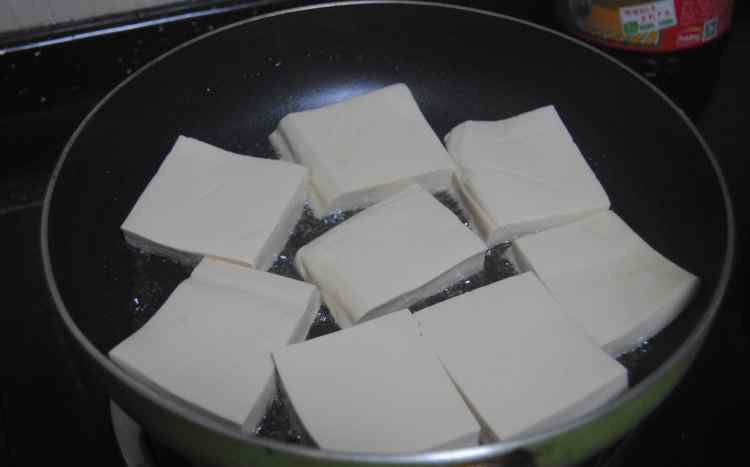 煎豆腐怎么不粘锅 香煎豆腐怎么做好吃 香煎豆腐配方与做法