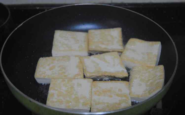 煎豆腐怎么不粘锅 香煎豆腐怎么做好吃 香煎豆腐配方与做法