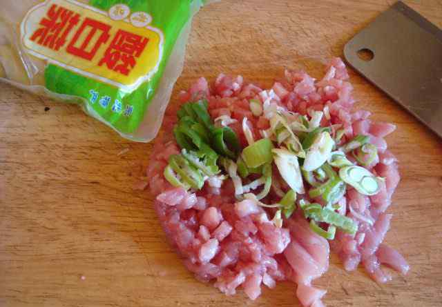 猪肉酸菜饺子馅的做法 猪肉酸菜饺子怎么做好吃 猪肉酸菜饺子做法及配料