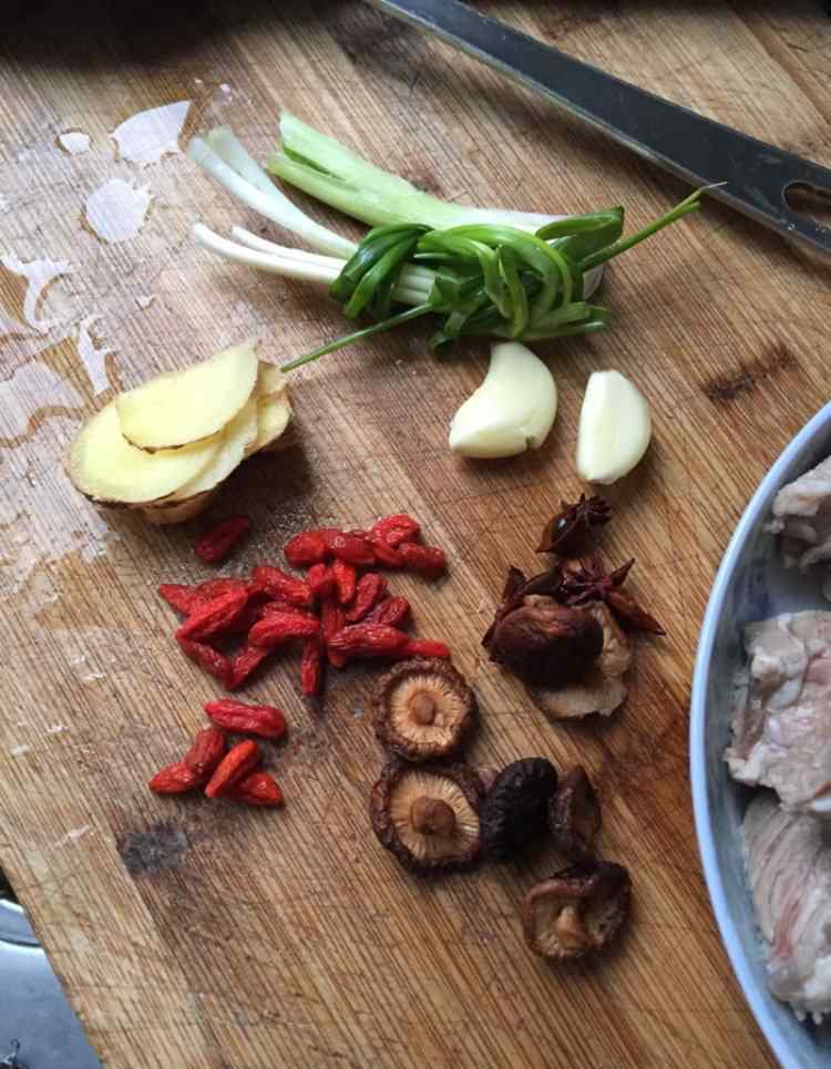 炖牛肉汤的做法 清炖牛肉汤做法和配方 清炖牛肉汤食谱简单做法