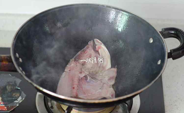 鱼汤的做法 鱼头豆腐汤做法和配方 鱼头豆腐汤做法详细步骤