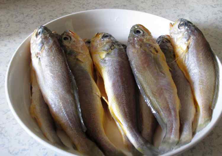 小黄鱼的做法家常做法 椒盐小黄鱼配方 椒盐小黄鱼做法和材料