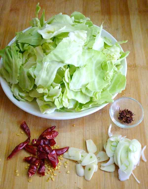 大蒜怎么做好吃 手撕包菜配方 手撕包菜食谱简单做法