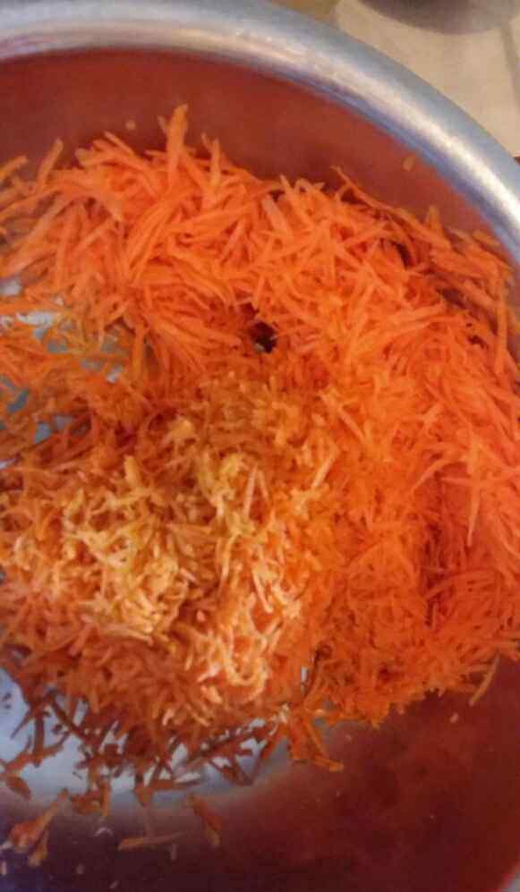 红萝卜包子素馅的做法 素馅胡萝卜粉条包子怎么做好吃 素馅胡萝卜粉条包子做法和材料