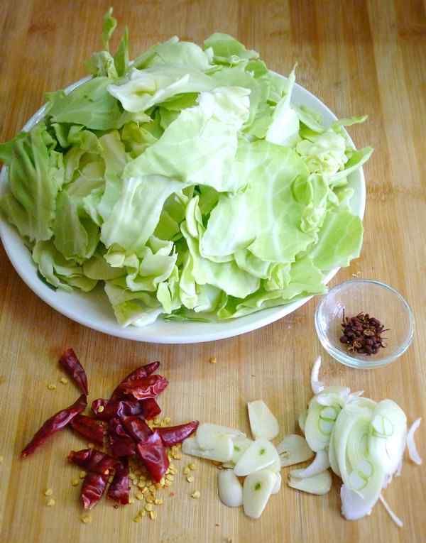 圆白菜怎么做好吃 手撕包菜的做法 手撕包菜做法及配料