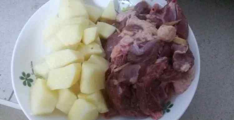 土豆炖鸭肉 土豆炖鸭肉的家常做法 土豆炖鸭肉做法详细步骤