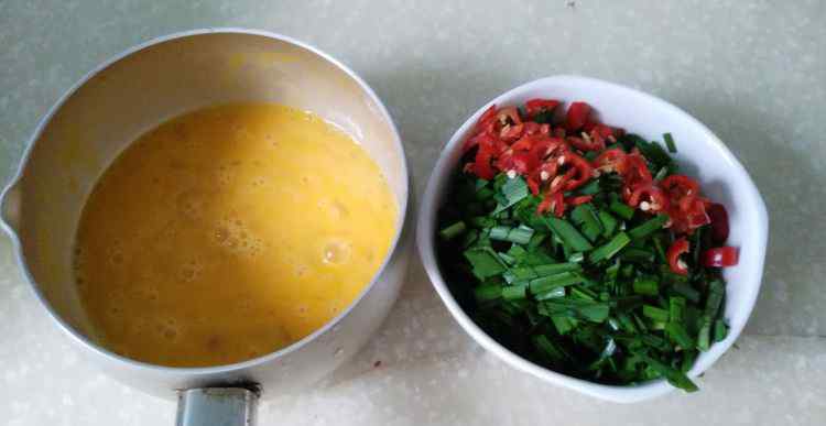 韭菜煎鸡蛋的做法 韭菜煎蛋的家常做法 韭菜煎蛋做法和材料