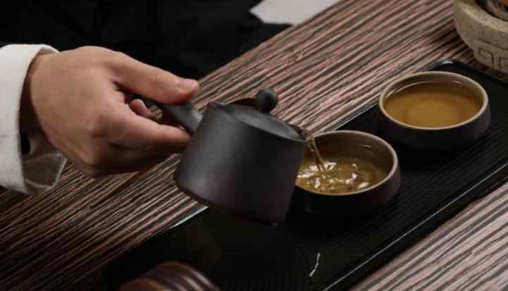 正确的煮白茶方法 熬煮老白茶有妙招，除正确选择茶具之外，也需要用热水熬煮