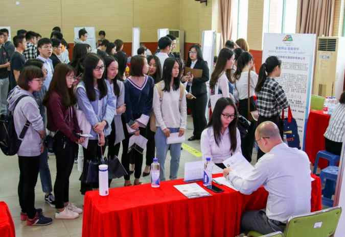 家中添一口 面试官：家中添一口，猜一字？答“豪”字遭淘汰，大专生妙答被录用