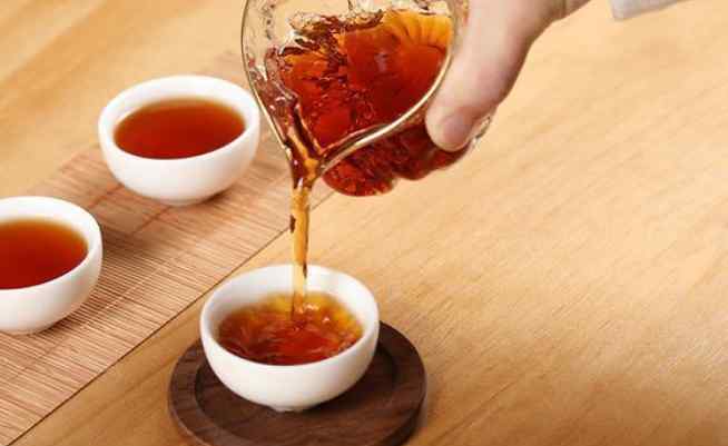 正确的煮白茶方法 熬煮老白茶有妙招，除正确选择茶具之外，也需要用热水熬煮