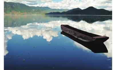 中国海拔最高的湖 中国海拔最高的淡水湖，一汪蓝色的湖水烁着迷人的光芒！