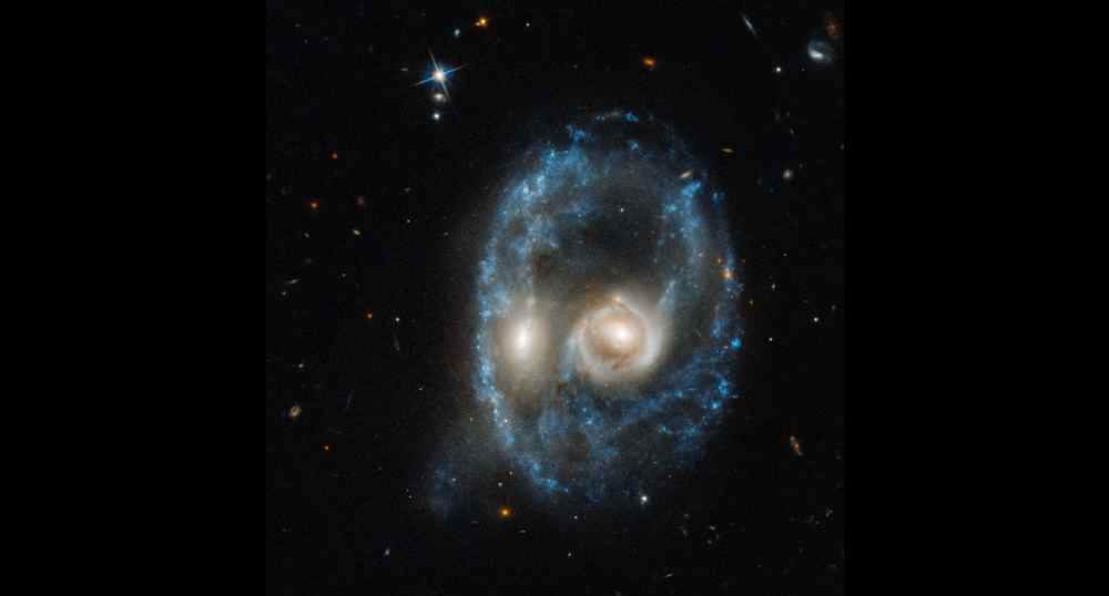 最吓人的星系图 哈勃发布最新照片：7亿光年外，一个可怕的“鬼脸”正注视着地球