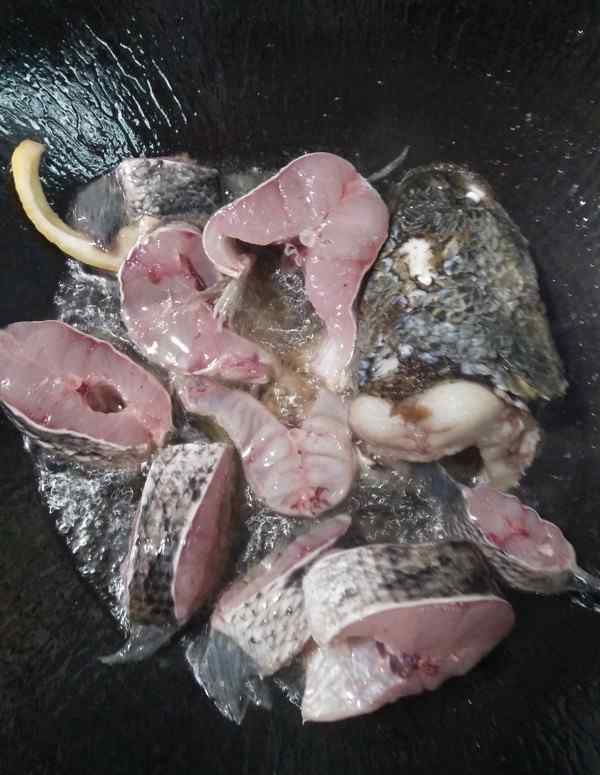 清炖黑鱼 清炖乌鱼汤的做法：乌鱼汤是一道比较营养美味和滋补的汤